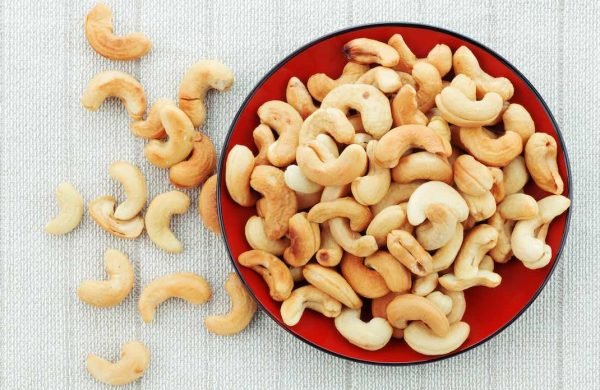 What are the benefits of buying roasted cashew nuts online?